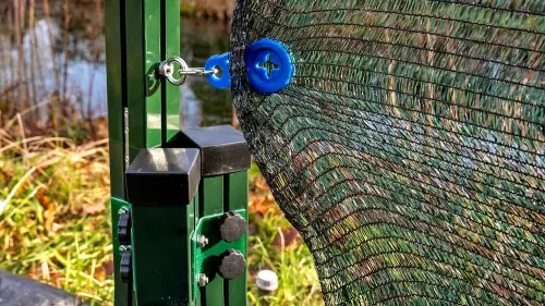 Die Montage der Laubfang-Wand